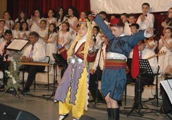 Başkan koroda yerini aldı