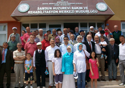 MHP Babalar Günü'nü Huzurevi'nde kutladı