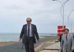 Yürüyüş yoluna modern aydınlatma