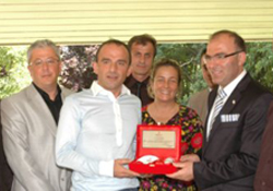 Türk Kızılayı Samsun Şubesinden Galip Öztürke teşekkür plaketi