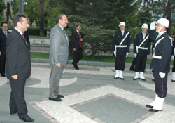 Bakan Özak Valiliği ziyaret etti