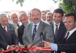 Kurdaleyi Bakan Özak kesti