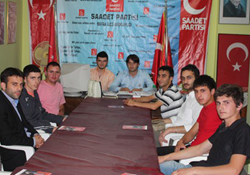Saadet'li gençler şehit ailelerini unutmadı