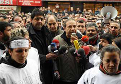 Tekel işçileri Türk-İş binasını bastı