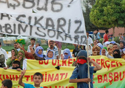 Başbuğ'a tehdit gibi pankart