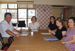 Kadınlar  Samsun Bezi  üretiyor.