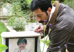 Aras, Çınar'ın mezarını ziyaret etti