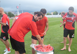 İdman sonunda karpuz kestiler