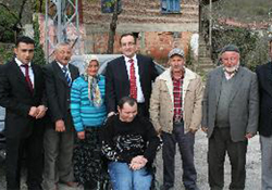 Özürlü gencin akülü araç sevinci
