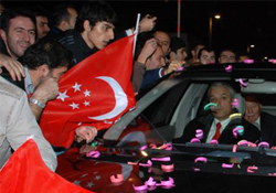 Havalimanında Erbakan izdihamı