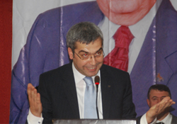 Demokrat Parti'de gergin kongre