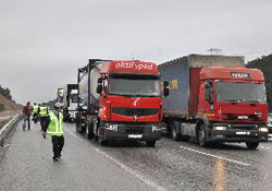 Arıza yapan TIR trafiği kilitledi