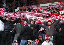 Taraftar elinden geleni yaptı