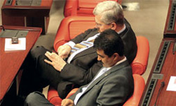 Vekiller mecliste okey oynuyor