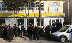 Yaşlıların maaş çilesi bitmiyor