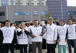 Sağlıkçılardan hastanede önünde tepki