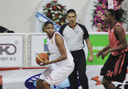 Sabaha kadar eğlenip sonra maç yönettiler