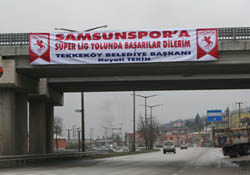 Destek pankartı yeniden asıldı