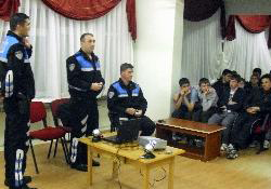 Polisten kimsesiz çocuklara ziyaret