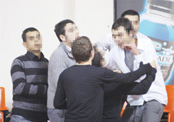 Öğretmene öğrenci yumruğu