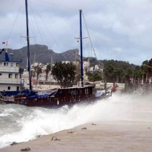 Bodrum'da fırtına hayatı felç etti