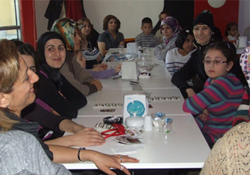 Polis eşleri doyasıya eğlendi