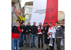 Kökçüoğlu'nda dev Samsunspor bayrağı