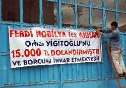 Alacağını alamadı, pankart astı