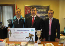 Şampiyon güreşçilerden ziyaret