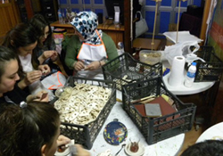 Ülkücü kadınlar oyuncak zımparaladı