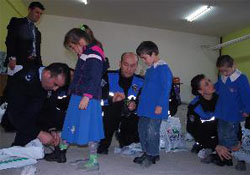 Polis öğrencileri sevindirdi