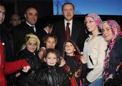 Karlı yolda yürüdü, tarihi camiyi inceledi