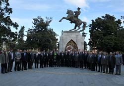 Meclis anıta çelenk bıraktı