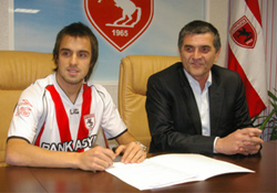 Ufuk Bayraktar imzaladı