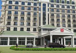 Hilton teğet geçti