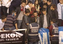 Polisler tek tek uyardı