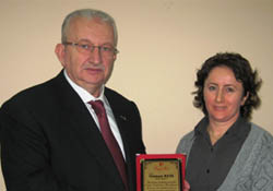 Beyaz İnciden Osman Reis'e plaket