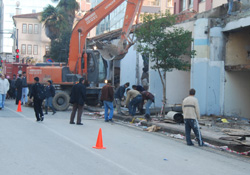 Dükkanlar yıkıldı