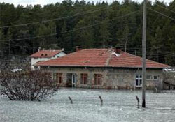 Binalar sular altında kaldı