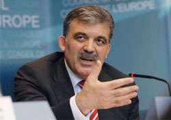 Taş atanlar gül attı