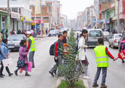 Öğrenciler trafik polisliği yapıyor