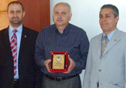 Fındık üreticisinden başkana plaket