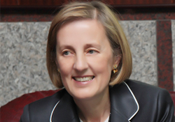 Kadın bakan kadınları kızdırdı