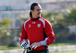 Kalesini gole kapadı