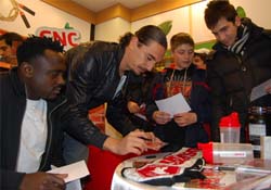 FUTBOLCULAR İMZA DAĞITTI