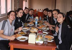 DOSTLUK YEMEĞİNDE BULUŞTULAR