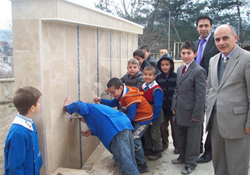 Okul bahçelerine çeşme yapıldı