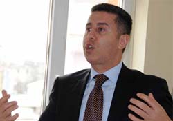 Alınlarından öpüyorum