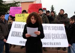 Arkadaşları için süresiz oturacaklar