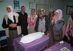 Oyuncak bebekle cenaze yıkama kursu